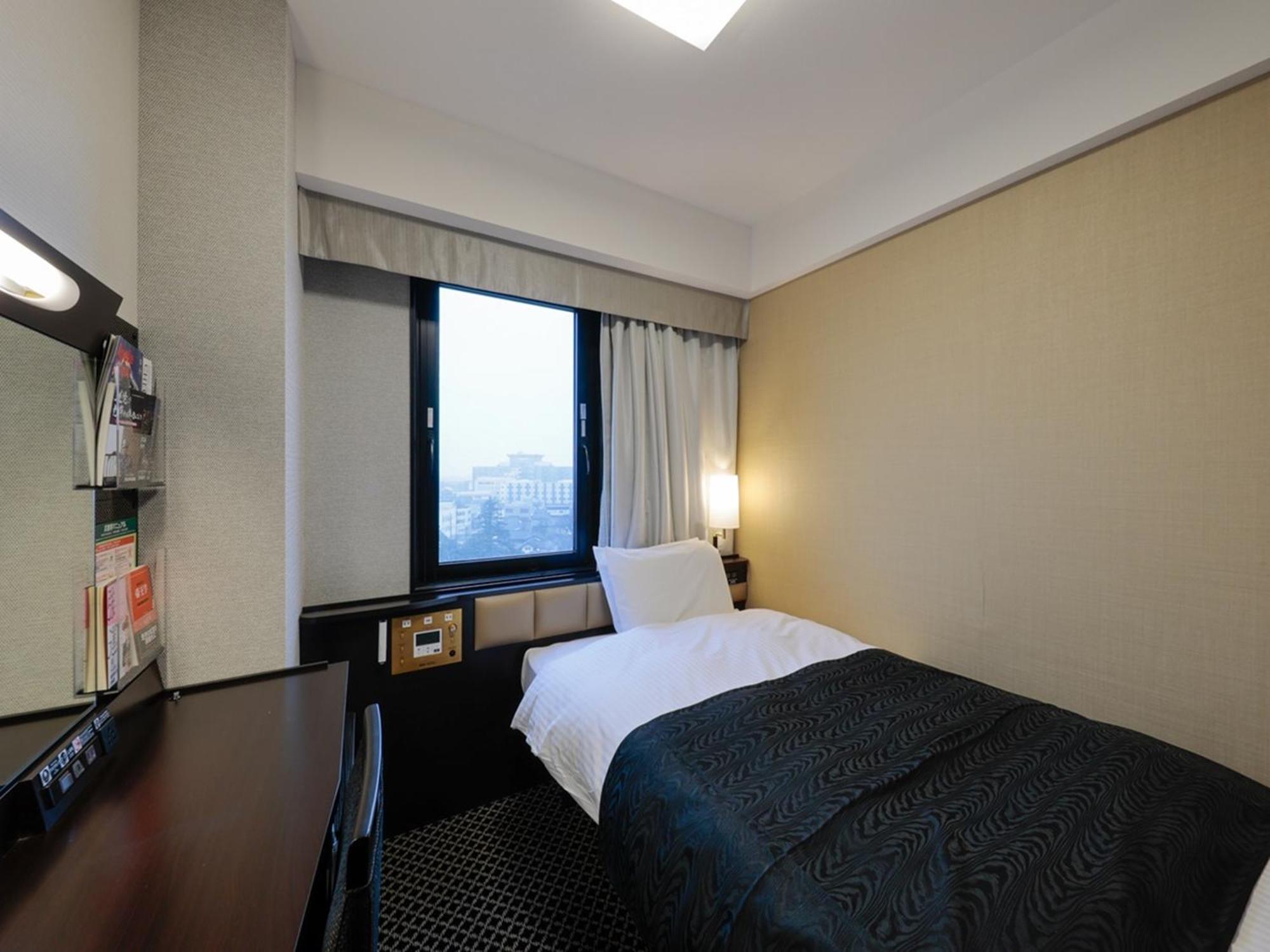 Apa Hotel Tonami Ekimae Exterior photo