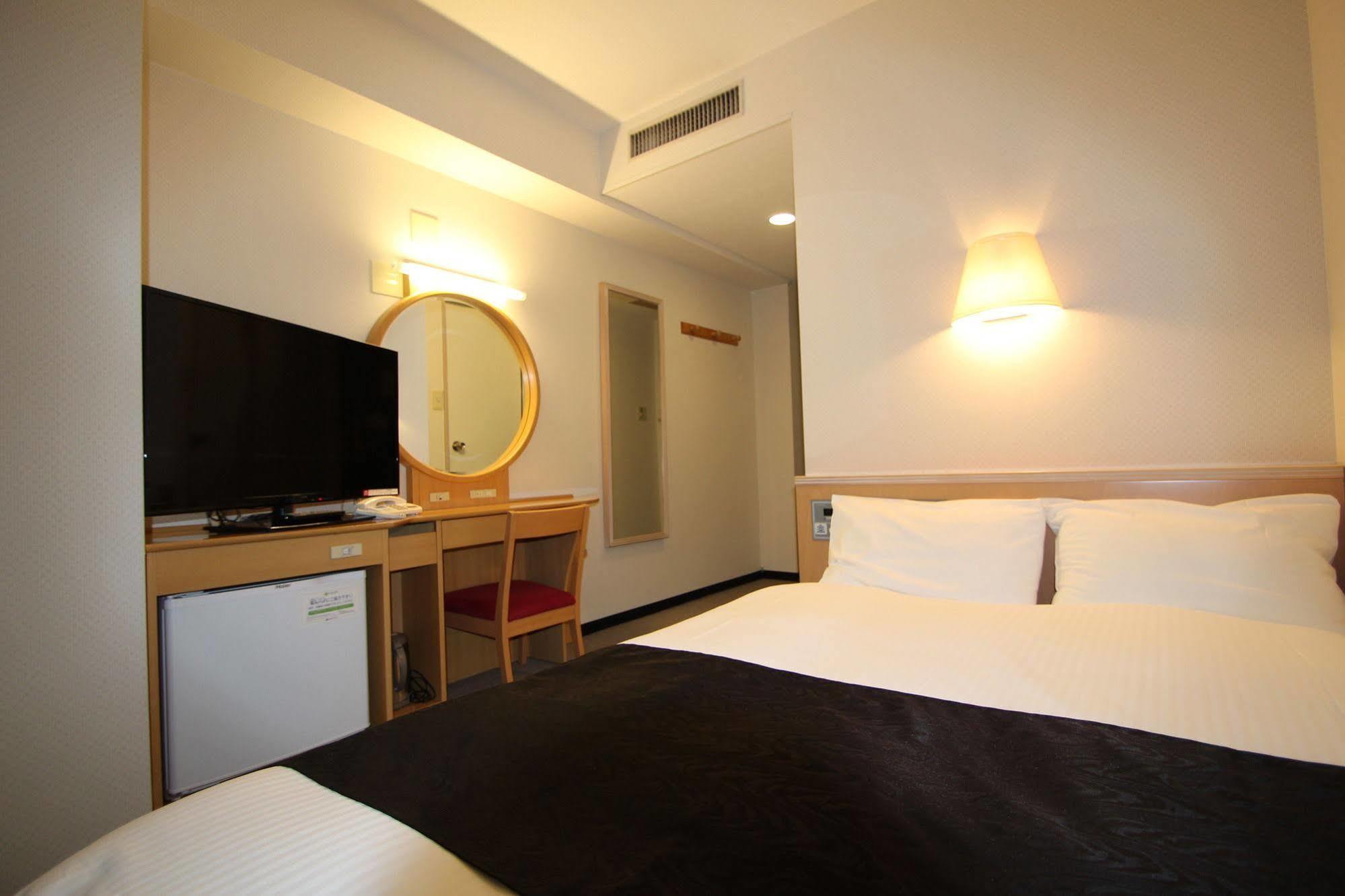 Apa Hotel Tonami Ekimae Exterior photo