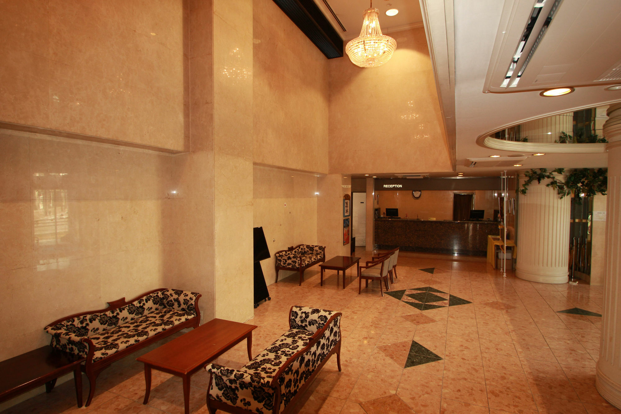 Apa Hotel Tonami Ekimae Exterior photo